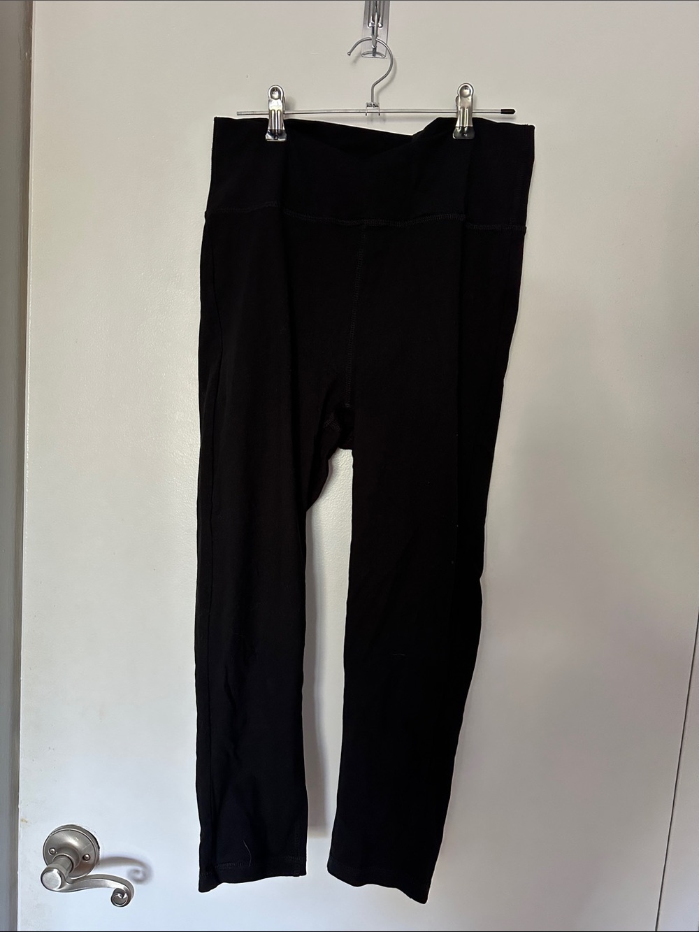 Suzy Shier Black Capris